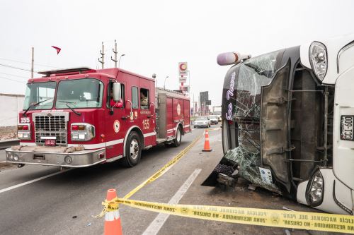 Producto de un accidente de tránsito, un bus interprovincial de la empresa Román tours terminó volcado en el km 34 de la Panamericana Sur, dejando 22 heridos y 4 personas fallecidas. 

Foto: ANDINA/ Connie Calderón