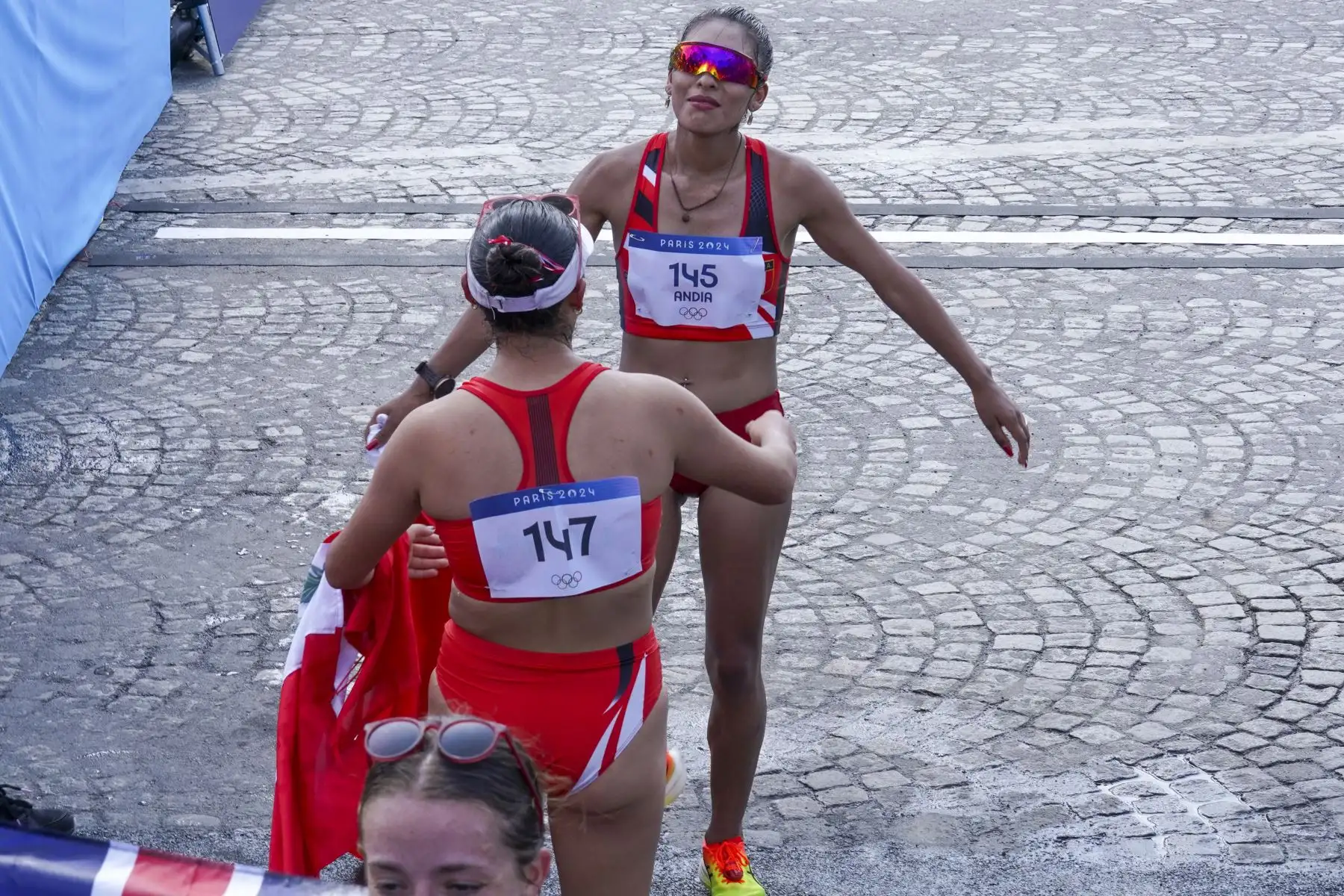 El emocionante abrazo entre Evelyn Inga y Mary Luz Andía tras llegar a la meta en la marcha de París 2024

Foto: ANDINA/COI