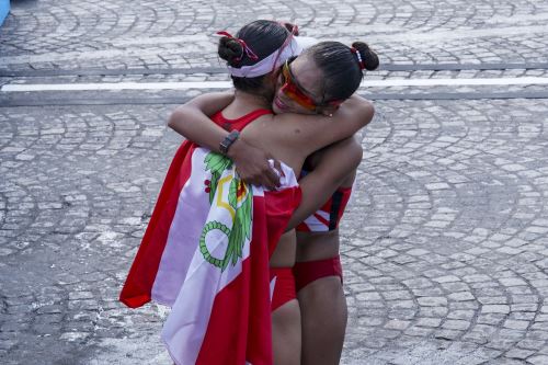 El emocionante abrazo entre Evelyn Inga y Mary Luz Andía tras llegar a la meta en París 2024