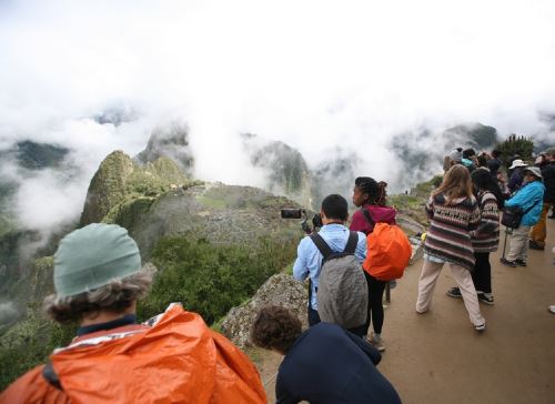 Es temporada alta en Machu Picchu. Miles de turistas anhelan visitar en esta época del año al ícono turístico de Perú y una de las siete maravillas del mundo. Esta alta demanda se refleja en la plataforma virtual que ya no tiene disponibles boletos de ingreso para la ciudadela inca en las primeras semanas de agosto. ANDINA/Difusión