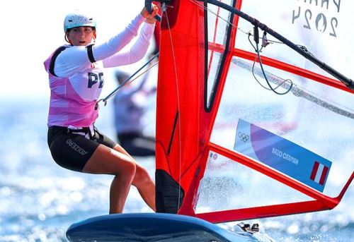 María Belén Bazo ya está en los cuartos de final de vela, modalidad windsurf.