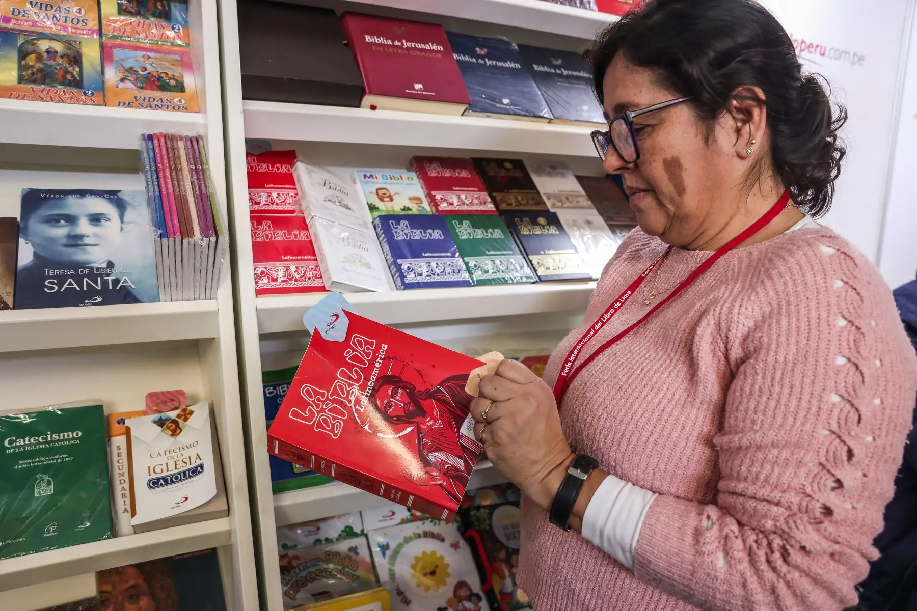 Colecciones de libros, revistas y agendas religiosas forman parte de la variedad de opciones que tiene la Feria Internacional del Libro de Lima 2024. Foto: ANDINA/Connie Calderon