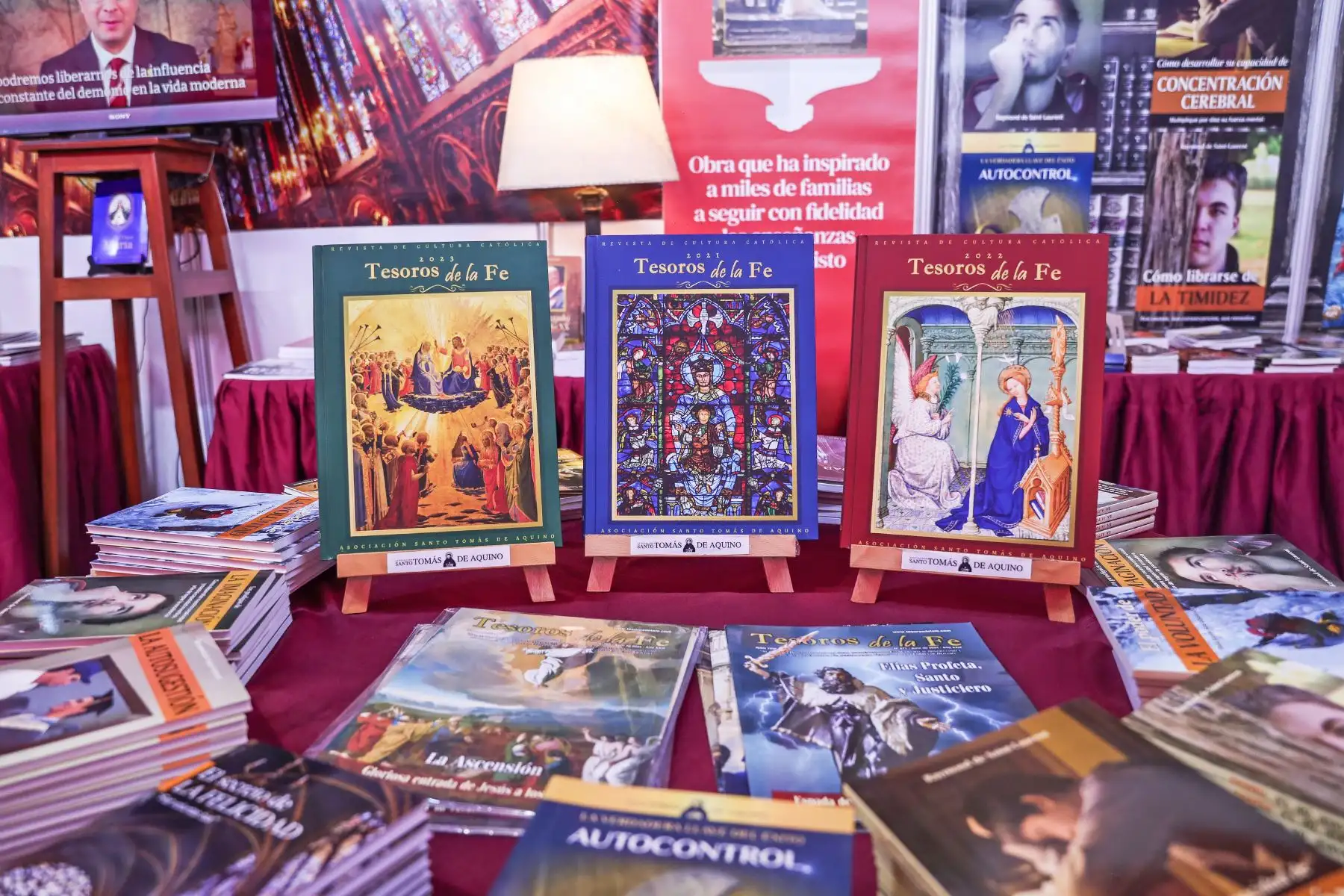Colecciones de libros, revistas y agendas religiosas forman parte de la variedad de opciones que tiene la Feria Internacional del Libro de Lima 2024. Foto: ANDINA/Connie Calderon