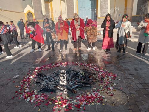 Con una ofrenda a la Pachamama Puno celebró el Día de la Pachamama con la primera siembra agrícola en el mundo andino. ANDINA/Difusión