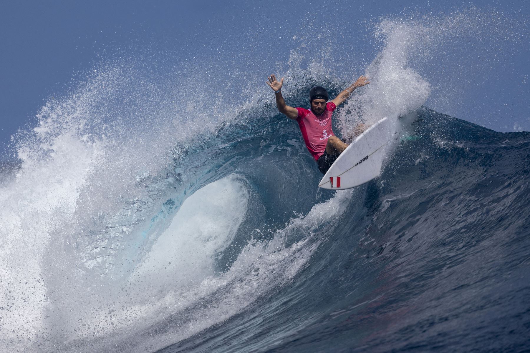 Alonso Correa del Equipo Perú monta una ola durante los cuartos de final de surf en el sexto día de los Juegos Olímpicos París 2024 el 1 de agosto de 2024 en Teahupo