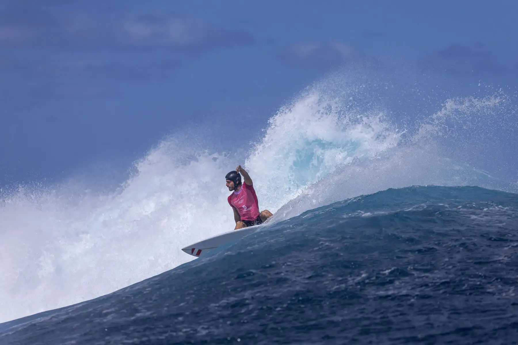 Alonso Correa del Equipo Perú monta una ola durante los cuartos de final de surf en el sexto día de los Juegos Olímpicos París 2024 el 1 de agosto de 2024 en Teahupo
