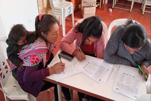 A través de 47 tambos en Ayacucho, el programa PAIS ha beneficiado a cerca de 9,000 escolares adultos y adultos mayores de centros poblados.