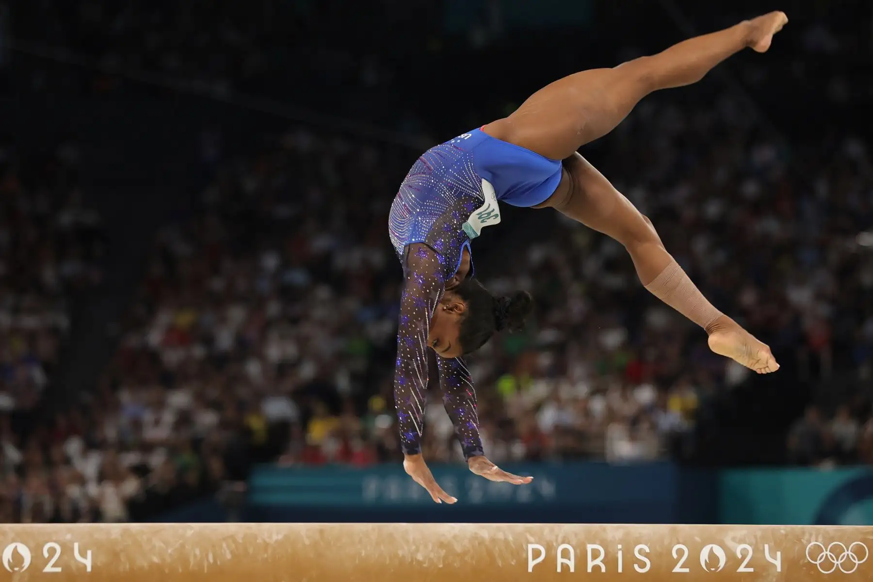 Simone Biles, de EE.UU., actúa en la viga de equilibrio durante la final femenina de las competiciones de gimnasia artística de los Juegos Olímpicos de París 2024, en el Bercy Arena de París, Francia, el 1 de agosto de 2024. Foto: EFE