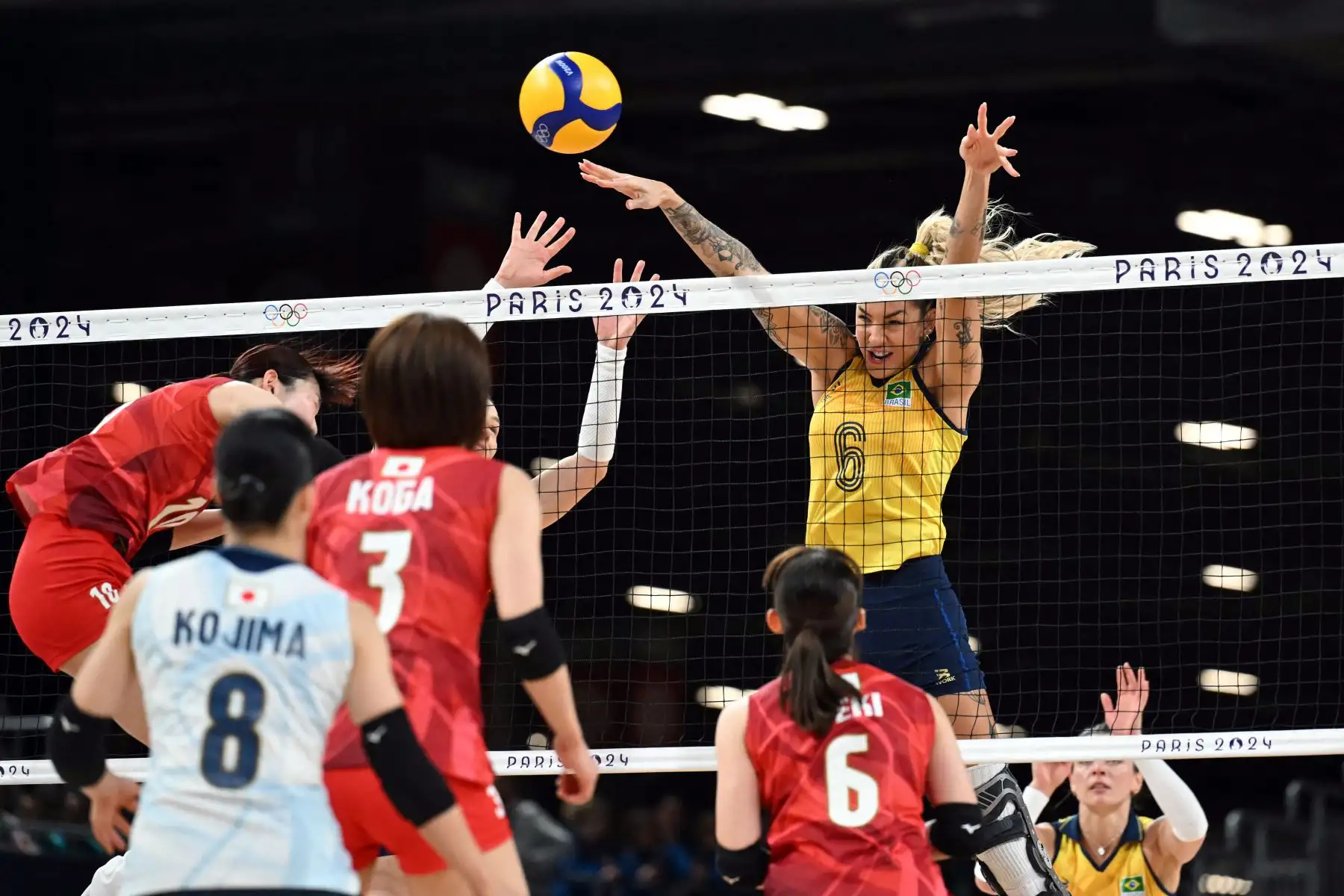 La brasileña Thaisa Daher De Menezes (arriba a la derecha) bloquea el balón durante el partido de voleibol de la ronda preliminar femenina entre Brasil y Japón durante los Juegos Olímpicos de París 2024 en el South Paris Arena 1 en París el 1 de agosto de 2024. Foto: AFP
