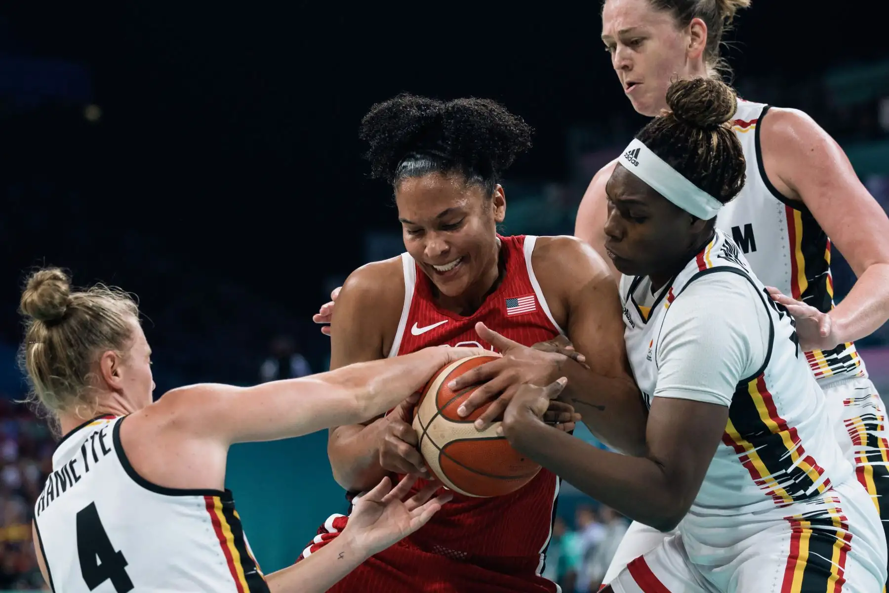 Kelsey Plum de EE.UU. en acción contra Elise Ramette de Bélgica durante el partido femenino del Grupo C entre Bélgica y EE.UU. en los Juegos Olímpicos de París 2024, en el estadio Pierre Mauroy de Villeneuve-d