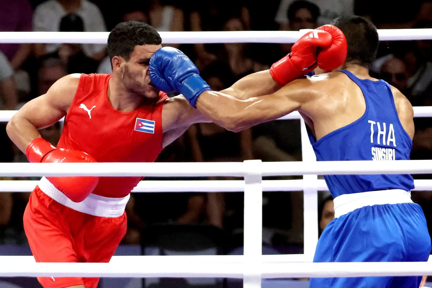 Erislandy Alvarez Borges de Cuba y Bunjong Sinsiri de Tailandia en acción en los cuartos de final masculinos de 63,5 kg de las competiciones de boxeo de los Juegos Olímpicos de París 2024, en el Arena Norte de París en Villepinte, Francia, el 1 de agosto. Foto: EFE