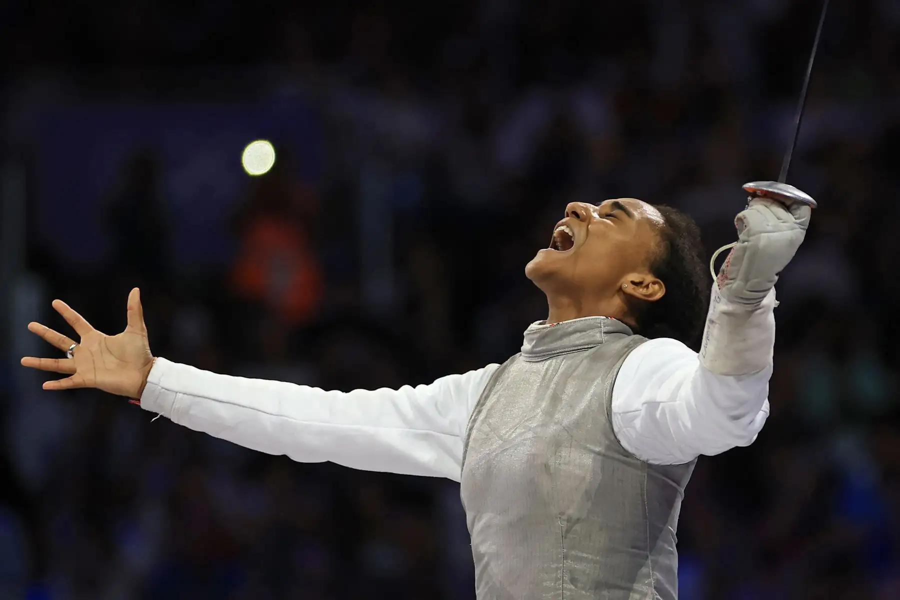 Lauren Scruggs, de EE. UU., celebra la victoria sobre Arianna Errigo, de Italia, en la competición por la medalla de oro del equipo de florete femenino en los Juegos Olímpicos de París 2024, en el Grand Palais de París, Francia, el 1 de agosto. Foto: EFE
