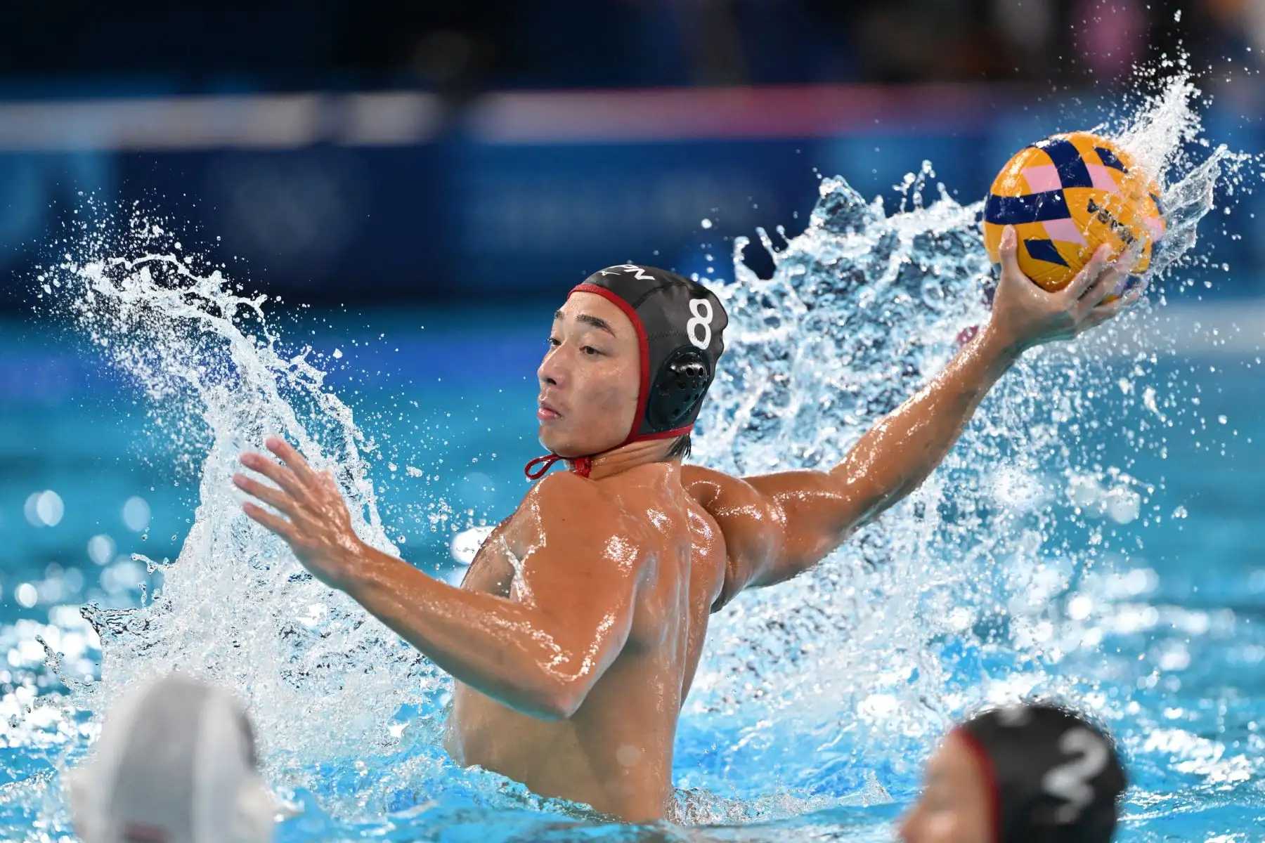 El japonés Mitsuru Takata dispara el balón en el partido del grupo B de la ronda preliminar de waterpolo masculino entre Hungría y Japón durante los Juegos Olímpicos de París 2024 en el Centro Acuático de Saint-Denis, al norte de París, el 1 de agosto. Foto: AFP