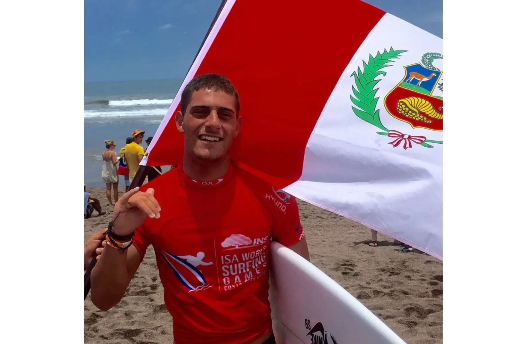 Integrante de la selección peruana de surf, campeón mundial del ISA World Surfing Games en Costa Rica 2016. Foto: Instagram/@alonsocorrea