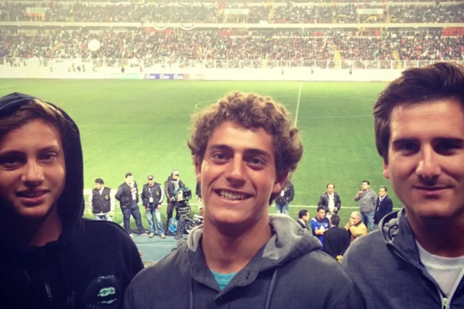 Su afición al fútbol, durante un partido en el Estadio Nacional de Lima. Foto: Instagram/@alonsocorrea