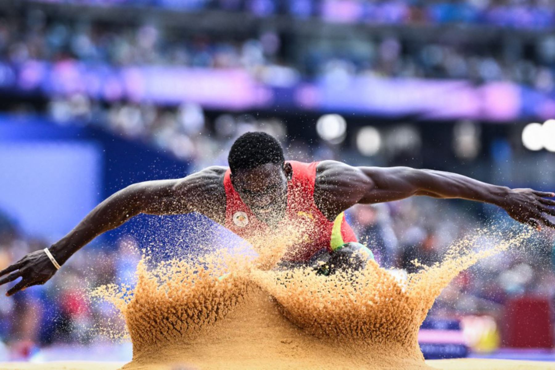 Lindon Victor de Granada compite en el salto de longitud de decatlón masculino de la prueba de atletismo de los Juegos Olímpicos de París 2024 en el Stade de France en Saint-Denis, al norte de París, el 2 de agosto de 2024. Foto: AFP