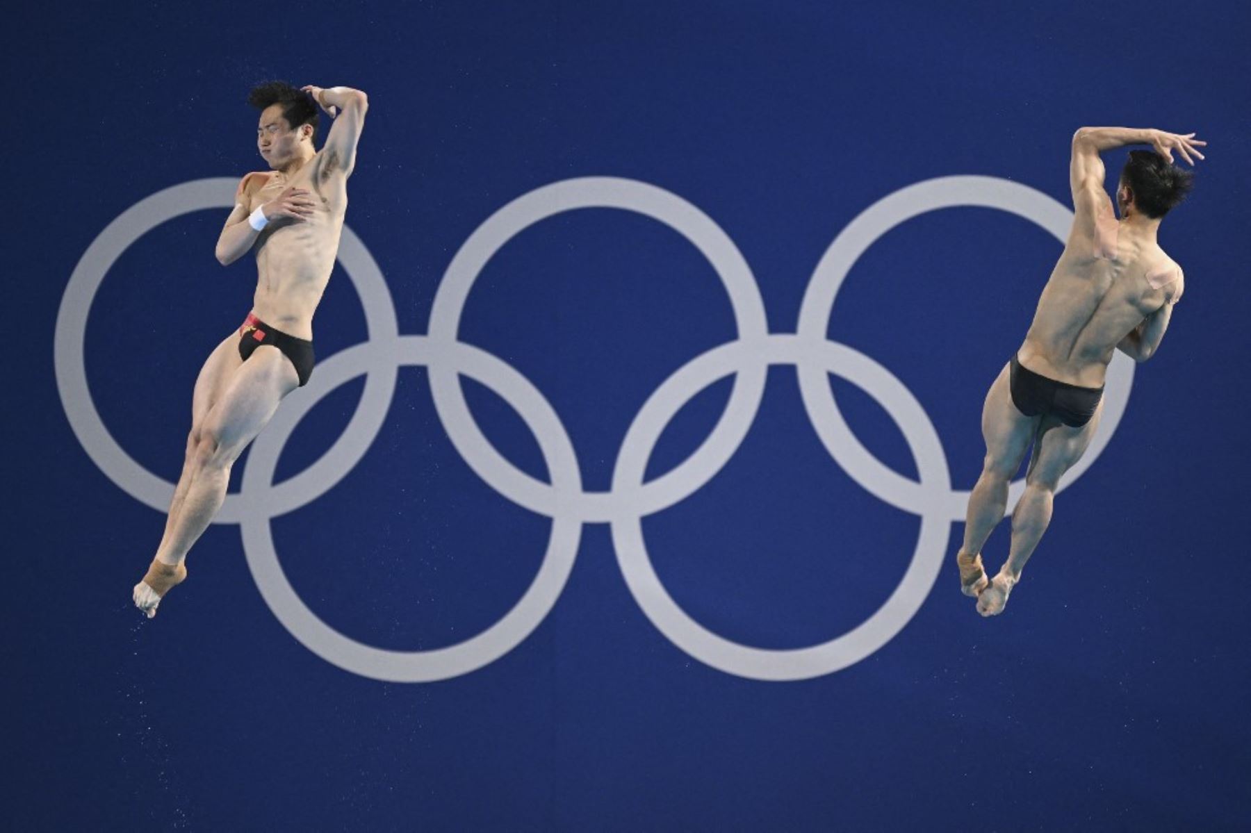 Long Daoyi y Wang Zongyuan de China compiten en la final masculina de trampolín de 3 m. sincronizado en los Juegos Olímpicos de París 2024 en el Centro Acuático de Saint-Denis, al norte de París, el 2 de agosto de 2024. Foto: AFP