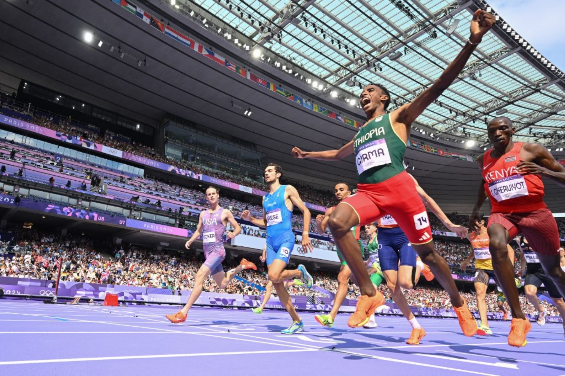 La reacción de Ermias Girma de Etiopía después de cruzar la línea de meta en la serie masculina de 1.500 m. de la prueba de atletismo de los Juegos Olímpicos de París 2024 en el Stade de France en Saint-Denis, al norte de París, el 2 de agosto de 2024.Foto: AFP