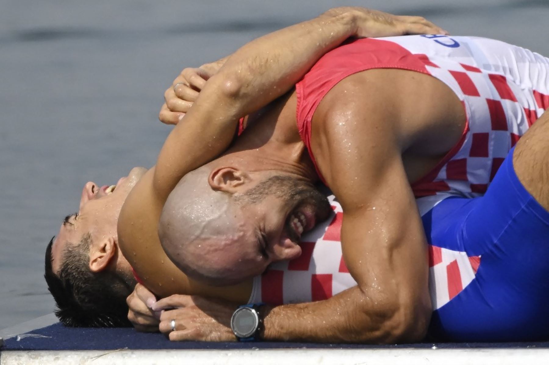 Martin Sinkovic y Valent Sinkovic de Croacia celebran haber ganado la medalla de oro en la competencia final de remo por parejas masculina en el Centro Náutico de Vaires-sur-Marne en Vaires-sur-Marne durante los Juegos Olímpicos de París 2024 el 2 de agosto. Foto: AFP