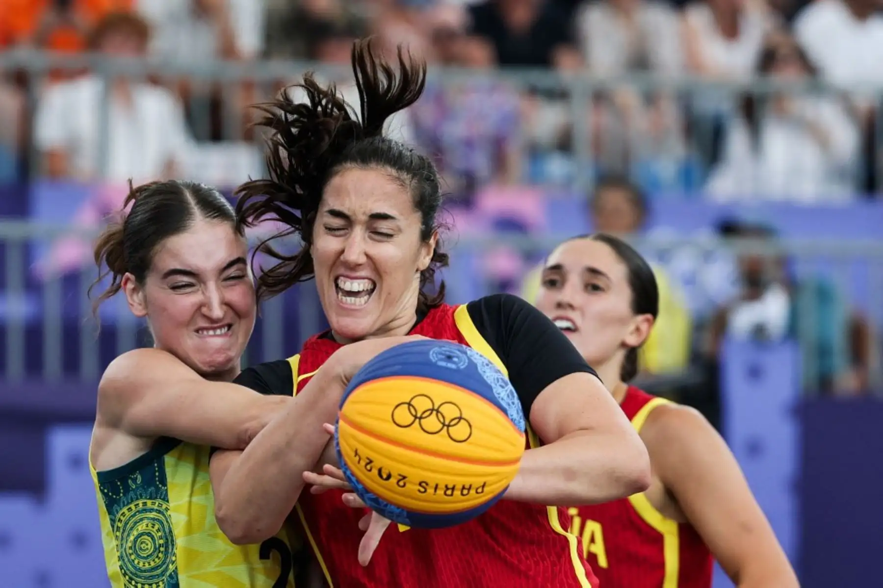 Anneli Maley, número 24 de Australia, lucha por el rebote con Vega Gimeno, número 11 de España, en el partido de baloncesto 3x3 de la ronda de grupos femenino entre Australia y España durante los Juegos Olímpicos de París 2024 en La Concorde de París el 2 de agosto. Foto: AFP