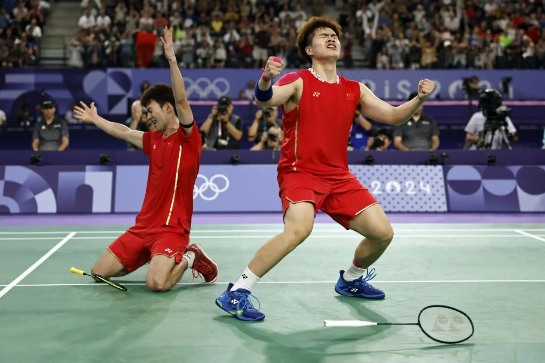 Wang Chang y Liang Weikeng de China celebran haber ganado el partido de semifinales de bádminton de dobles masculino contra Malasia durante los Juegos Olímpicos de París 2024 en el estadio Porte de la Chapelle de París el 2 de agosto. Foto: AFP