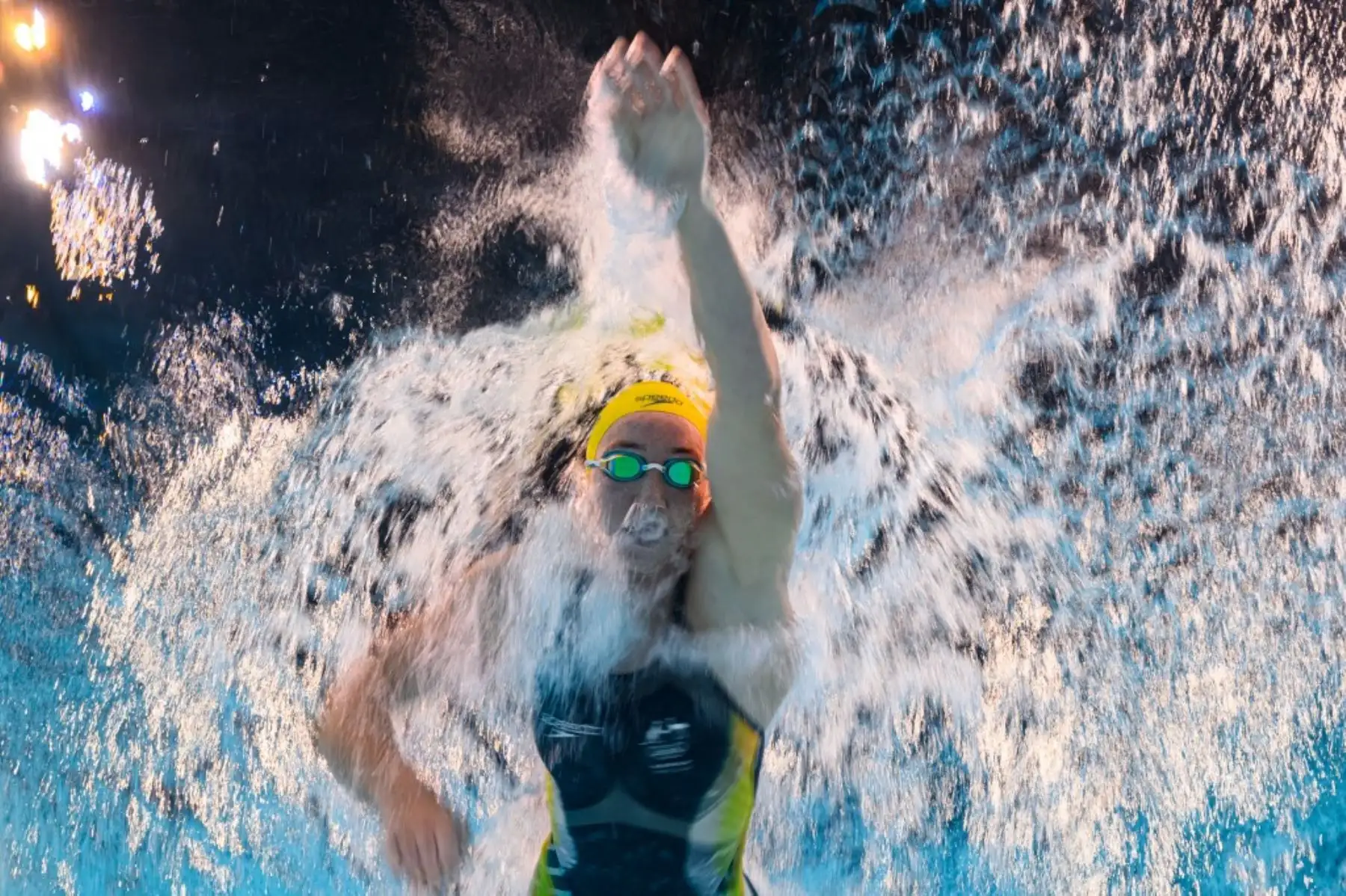 Una vista submarina de Lani Pallister de Australia compitiendo en una serie de la prueba de natación estilo libre femenino de 800 m. durante los Juegos Olímpicos de París 2024 en el Paris La Defense Arena en Nanterre, el 2 de agosto de 2024. Foto: AFP