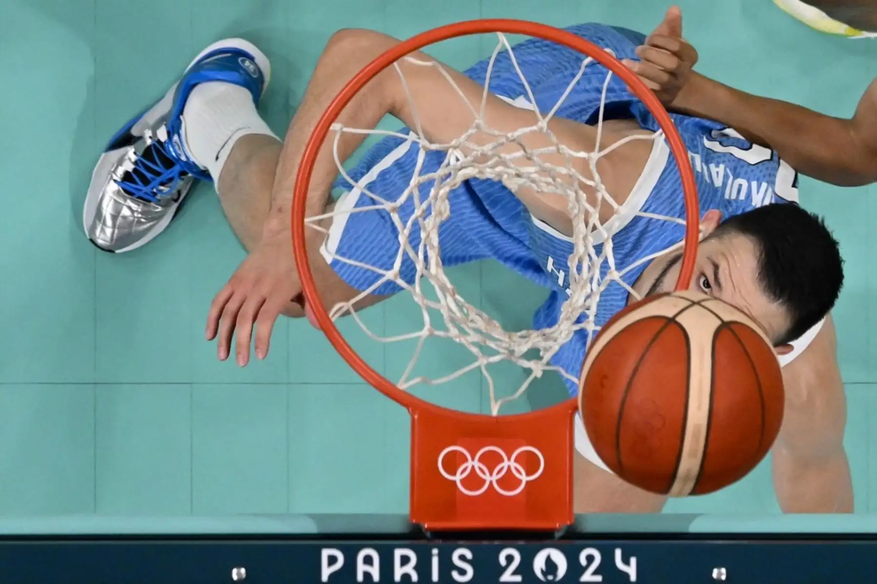 El número 16 de Grecia, Kostas Papanikolaou, compitiendo en la ronda preliminar masculina del grupo A, en el partido de baloncesto entre Australia y Grecia durante los Juegos Olímpicos de París 2024 en el estadio Pierre-Mauroy en Villeneuve-d