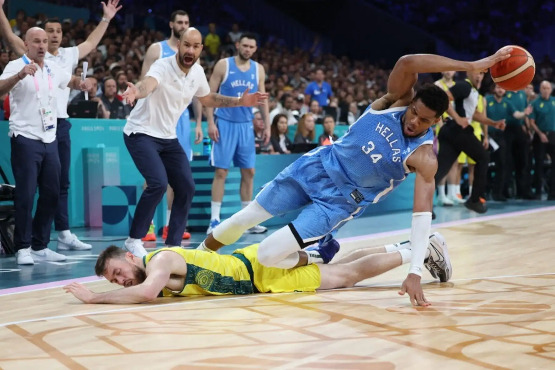 El número 34 de Grecia, Giannis Antetokounmpo, choca con el número 15 de Australia, Nick Kay, durante el partido de baloncesto de la ronda preliminar masculina entre Australia y Grecia en los Juegos Olímpicos de París 2024 en el estadio Pierre-Mauroy en Villeneuve-d