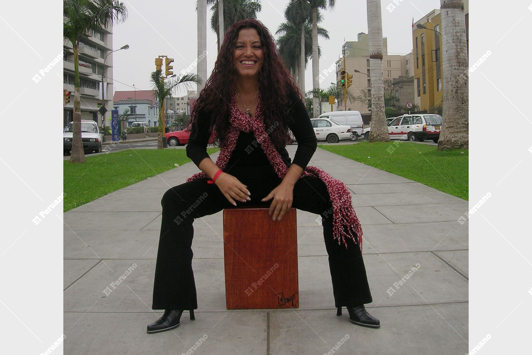 Lima - 21 julio 2006 / Artista María del Carmen Dongo, difusora del cajón peruano. Foto: Diario Oficial El Peruano / Norman Córdova