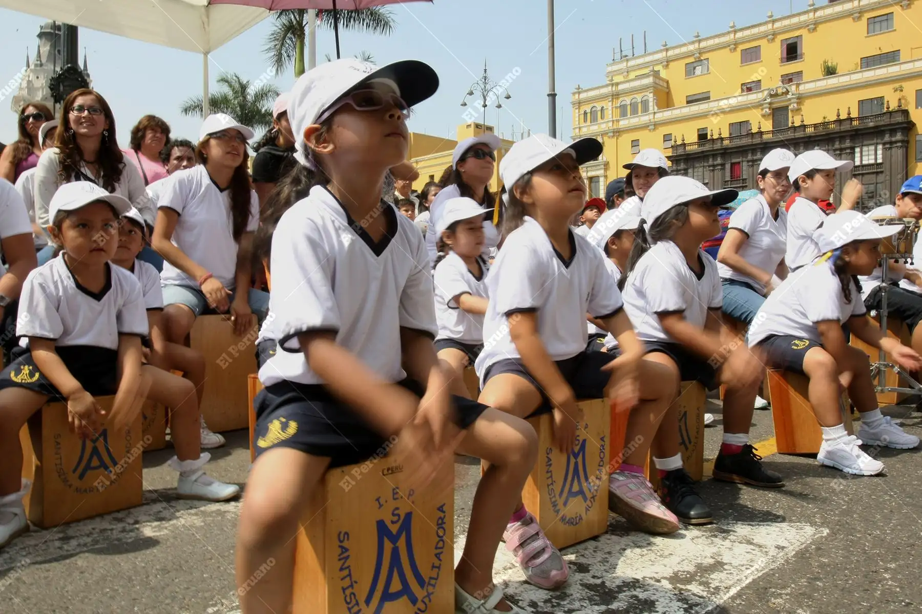 Lima - 5 abril 2014 / Niños del colegio Santísima María Auxiliadora participan en el Festival Internacional del Cajón Peruano.  Foto: Diario Oficial El Peruano / Norman Córdova