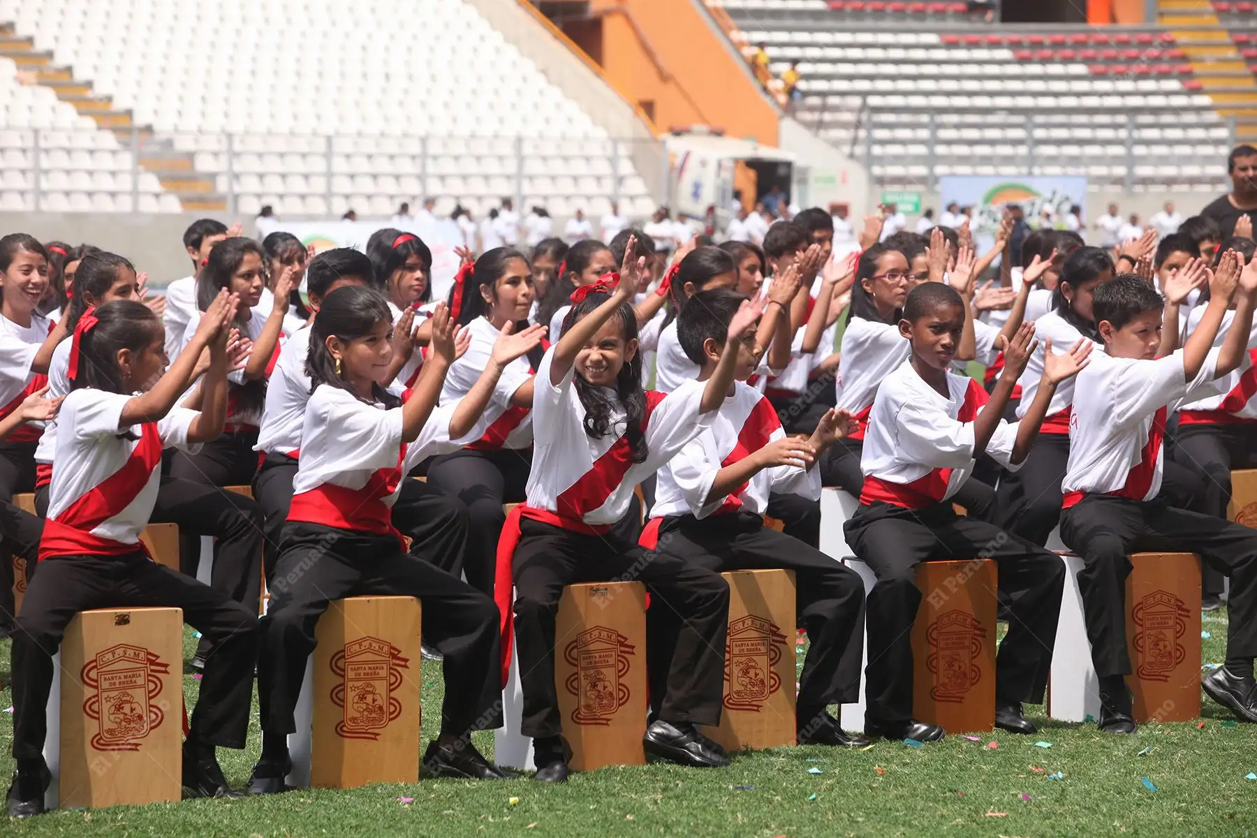 Lima - 27 marzo 2013 / Niños tocaron el cajón peruano durante la inauguración de los Juegos Deportivos Nacionales Escolares. Foto: Diario Oficial El Peruano / Oscar Farje