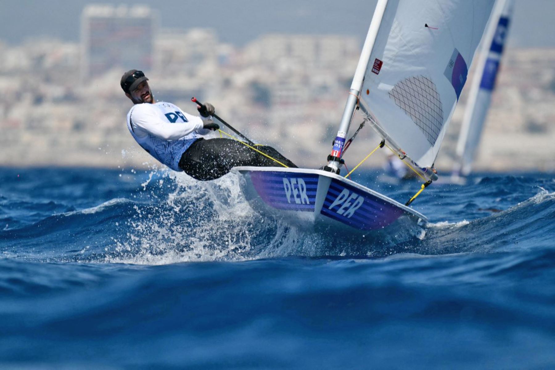 Stefano Peschiera entrena entre regatas del evento de bote ligero masculino ILCA 7 durante la competencia de vela de los Juegos Olímpicos de París 2024 en el puerto deportivo Roucas-Blanc en Marsella. Foto: AFP