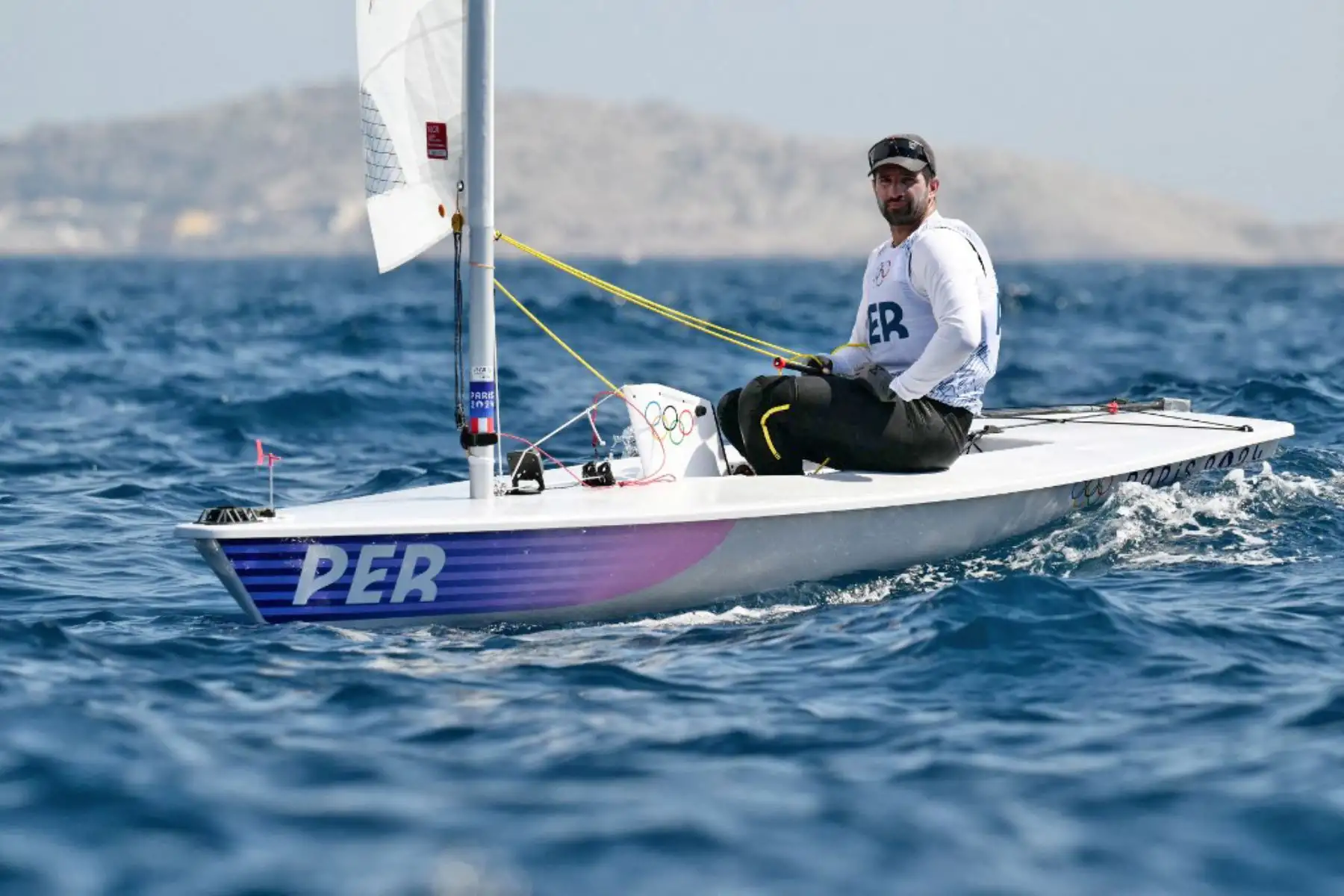 Stefano Peschiera entrena entre regatas del evento de bote ligero masculino ILCA 7 durante la competencia de vela de los Juegos Olímpicos de París 2024 en el puerto deportivo Roucas-Blanc en Marsella. Foto: AFP