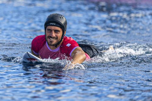 Alonso Correa compitiendo en surf en los Juegos Olímpicos París 2024.