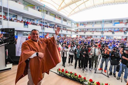 Presidente del Consejo de Ministros, Gustavo Adrianzén, entrega aulas en la institución educativa María Auxiliadora, Huanta, región Ayacucho.