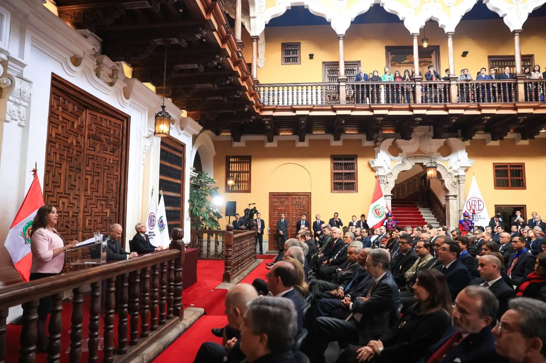 La presidenta de la república, Dina Boluarte Zegarra, participa en la ceremonia por el 203.° aniversario del Ministerio de Relaciones Exteriores y por el Día del Diplomático. Foto: ANDINA/  Prensa Presidencia