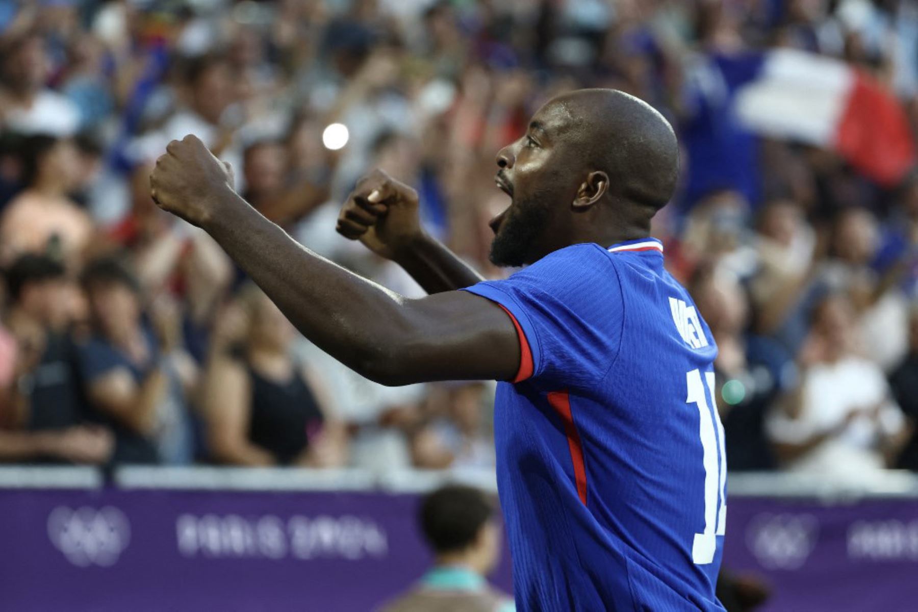 El delantero francés Jean-Philippe Mateta celebra marcar el primer gol de su equipo en el partido de fútbol masculino de cuartos de final entre Francia y Argentina durante los Juegos Olímpicos de París 2024. Foto: AFP