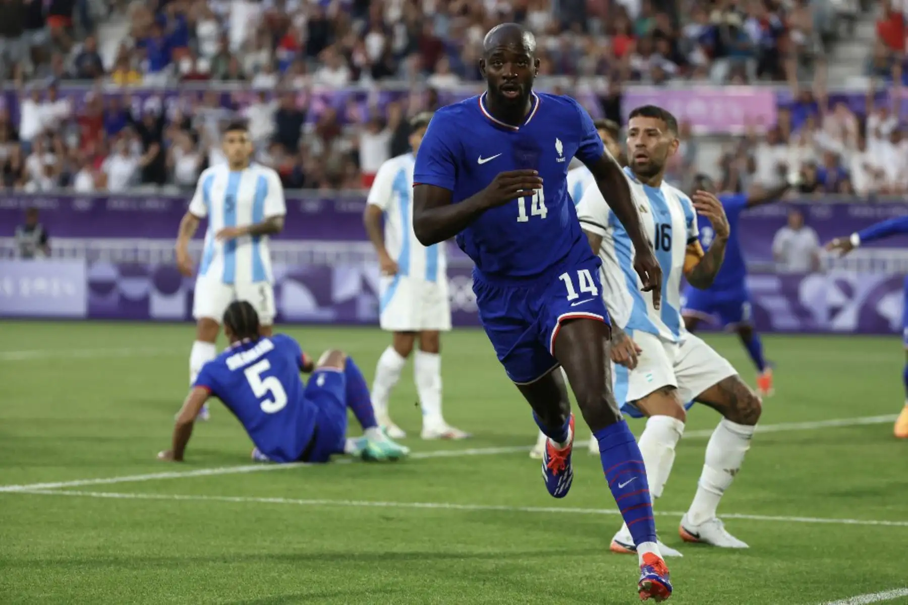 El delantero francés Jean-Philippe Mateta celebra marcar el primer gol de su equipo en el partido de fútbol masculino de cuartos de final entre Francia y Argentina durante los Juegos Olímpicos de París 2024. Foto: AFP