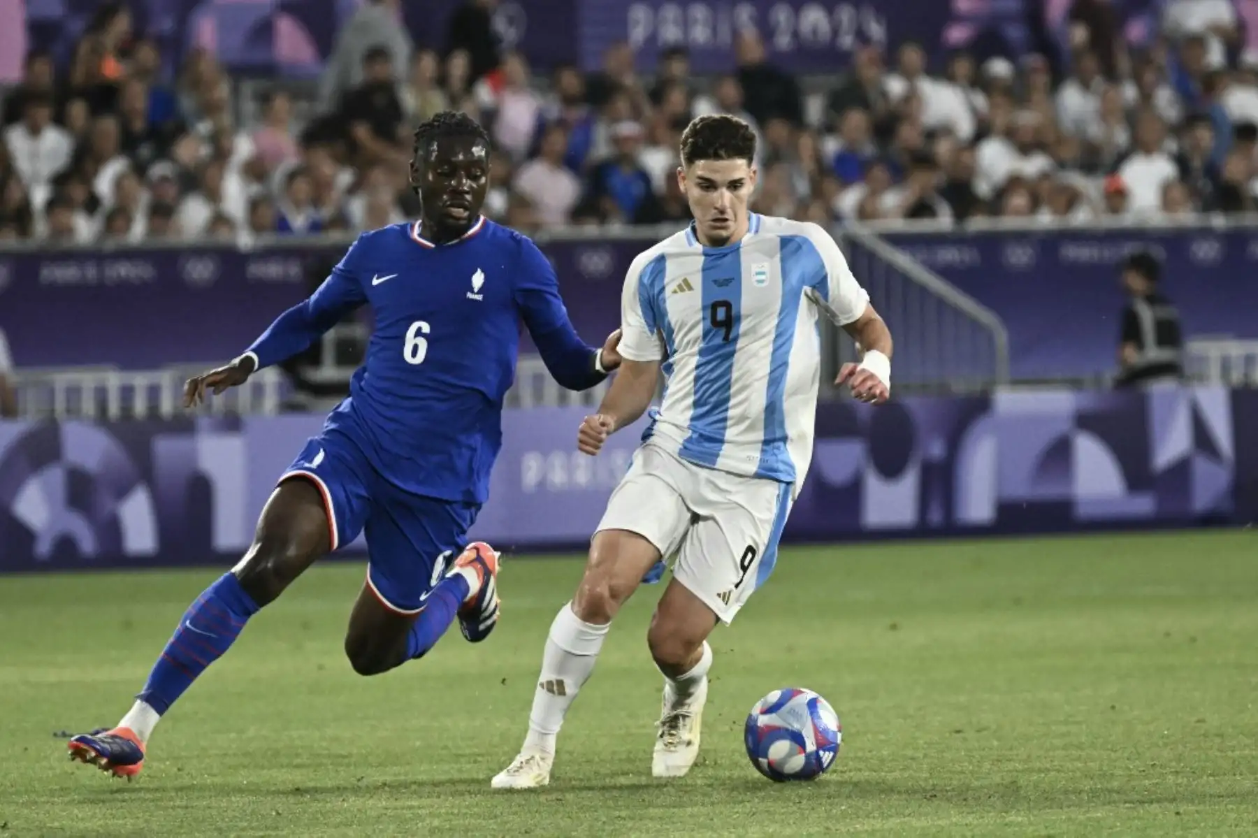 El mediocampista francés Manu Kone pelea con el delantero argentino Julián Álvarez en el partido de fútbol de cuartos de final masculino entre Francia y Argentina durante los Juegos Olímpicos de París 2024 en el Estadio de Burdeos en Burdeos el 2 de agosto de 2024. Foto: AFP