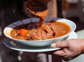 Este domingo 4 de agosto se celebrará el tradicional Festival del Adobo en la plaza de Armas de Cayma, uno de los distritos de Arequipa que se suma a las actividades por el 494° aniversario de fundación de la ciudad blanca. ANDINA/Difusión