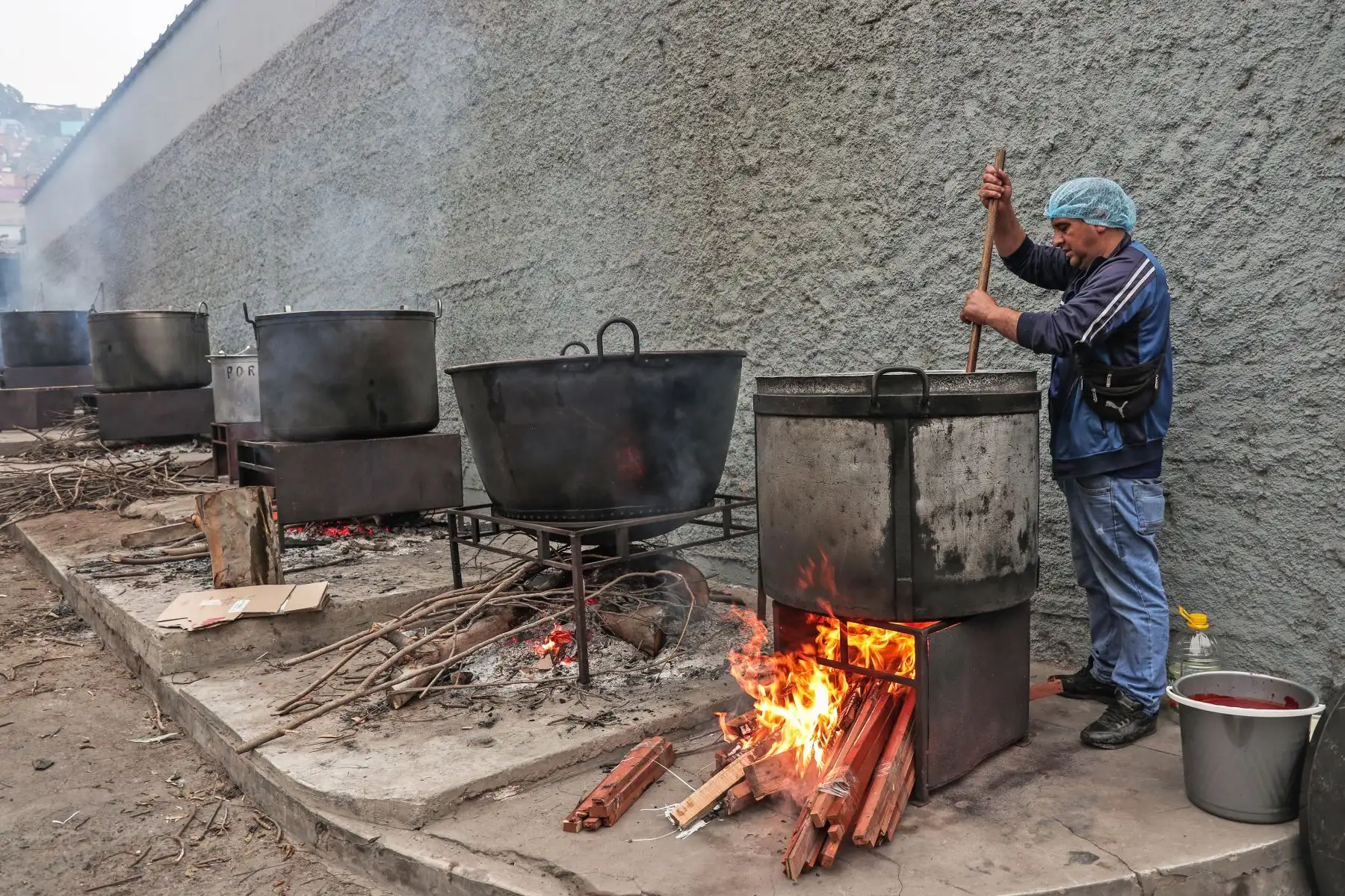 Es costumbre que la famosa sopa franciscana se cocine con leña, en enormes peroles que deben revolverse constantemente. Foto: ANDINA/Connie Calderon