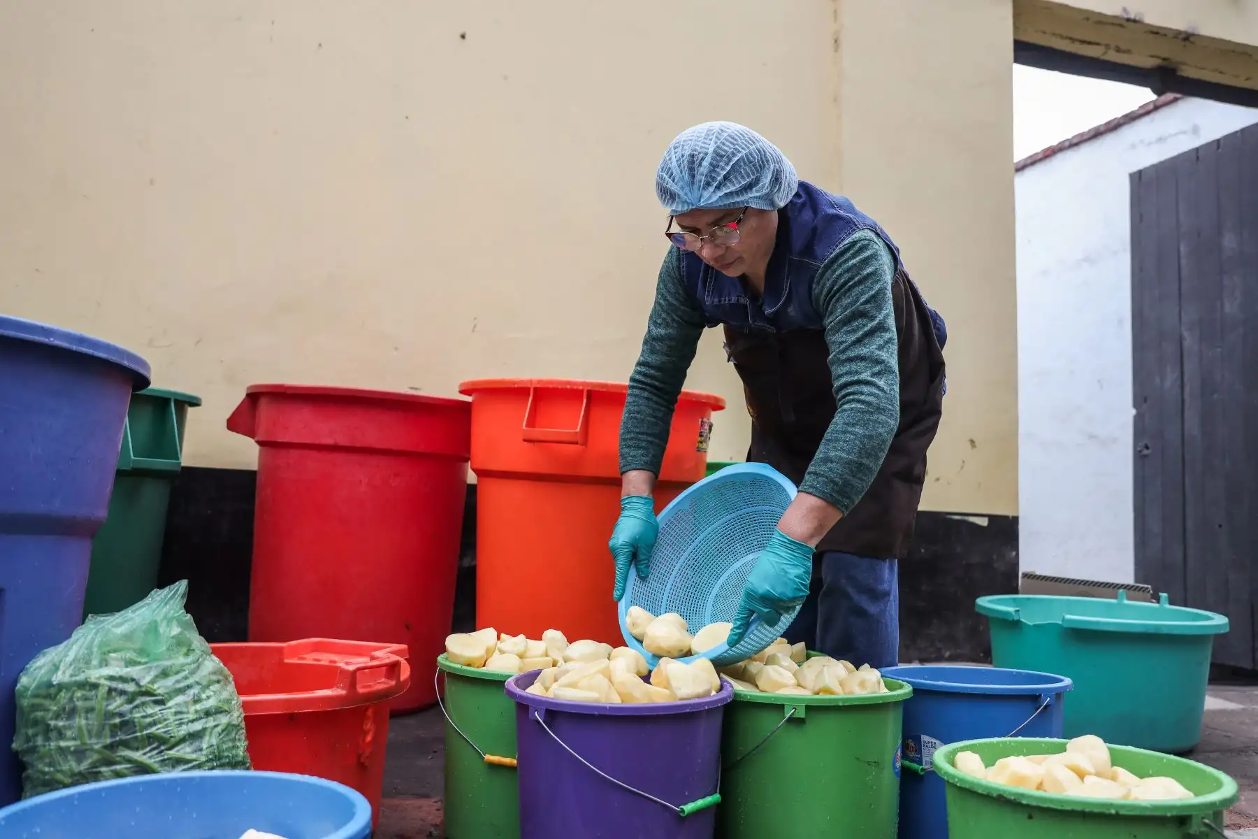 Hermanas alistan muy temprano por la mañana cada uno de los ingredientes para iniciar la preparación del “puchero franciscano”. Foto: ANDINA/Connie Calderon