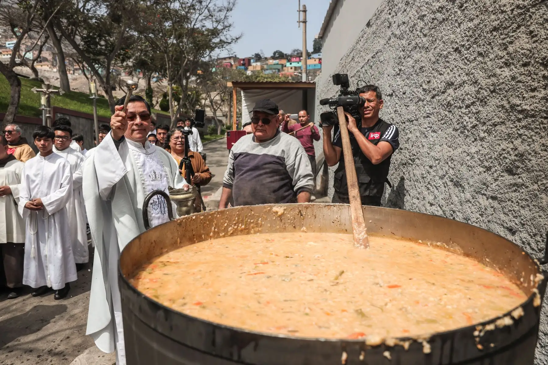 El sacerdote bendijo las ollas de puchero para que puedan ser servidas a los asistentes. Foto: ANDINA/Connie Calderon