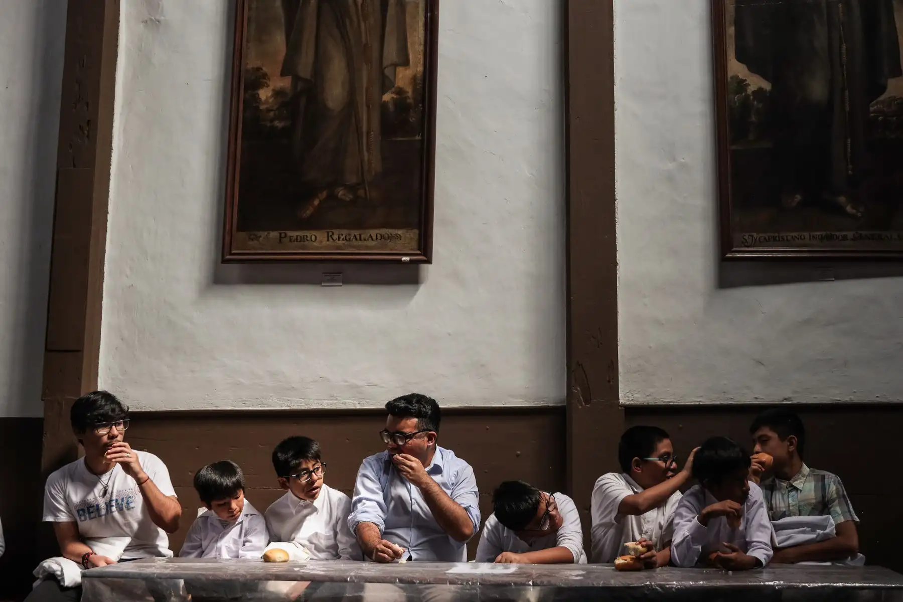 Fieles de distintas edades degustan el "puchero" o sopa franciscana por el “Día de la Indulgencia de la Porciúncula”. Foto: ANDINA/Connie Calderon