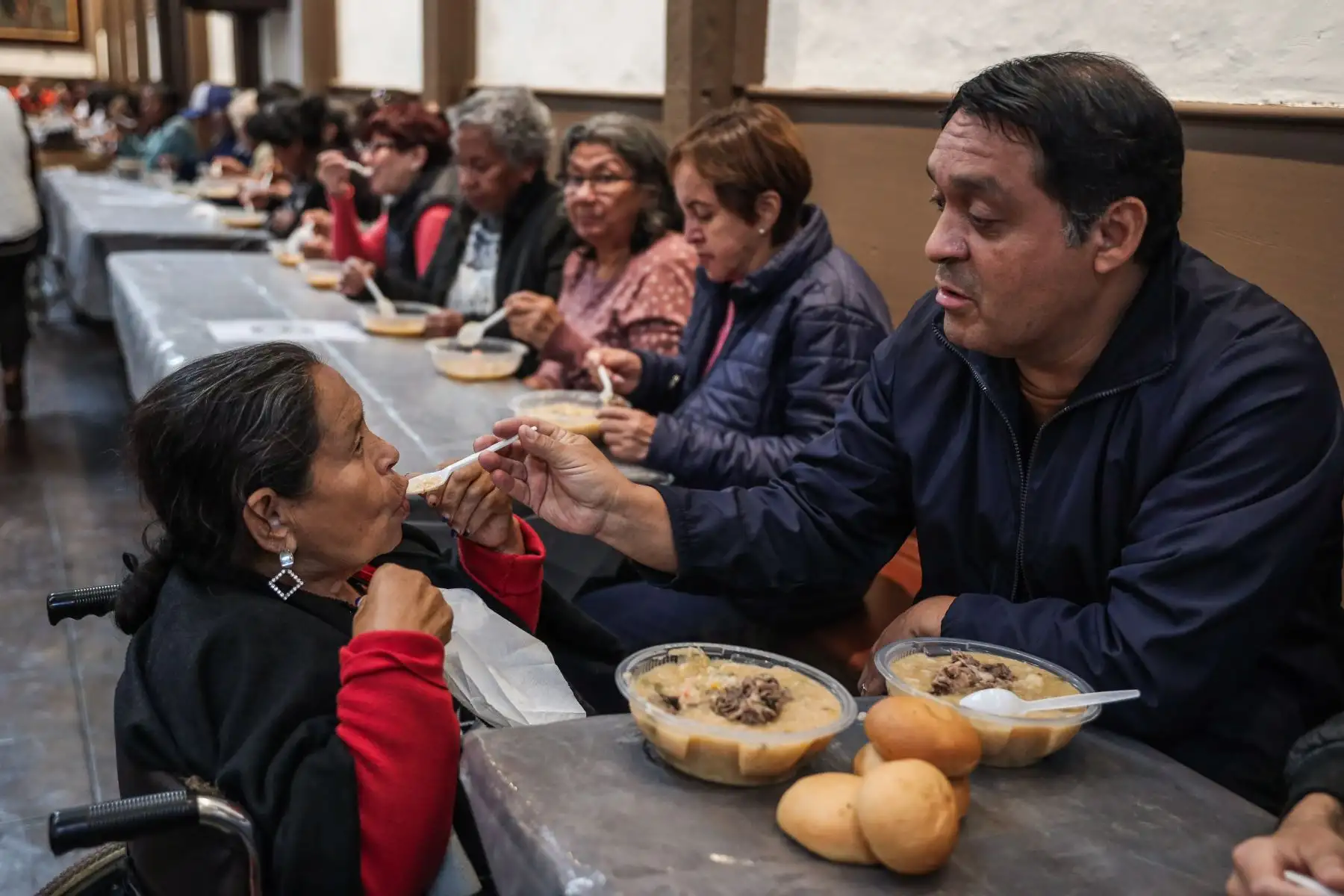 Fieles asisten a la “Fiesta del perdón” en el Convento de Los Descalzos en el Rímac para degustar el delicioso "puchero franciscano". Foto: ANDINA/Connie Calderon