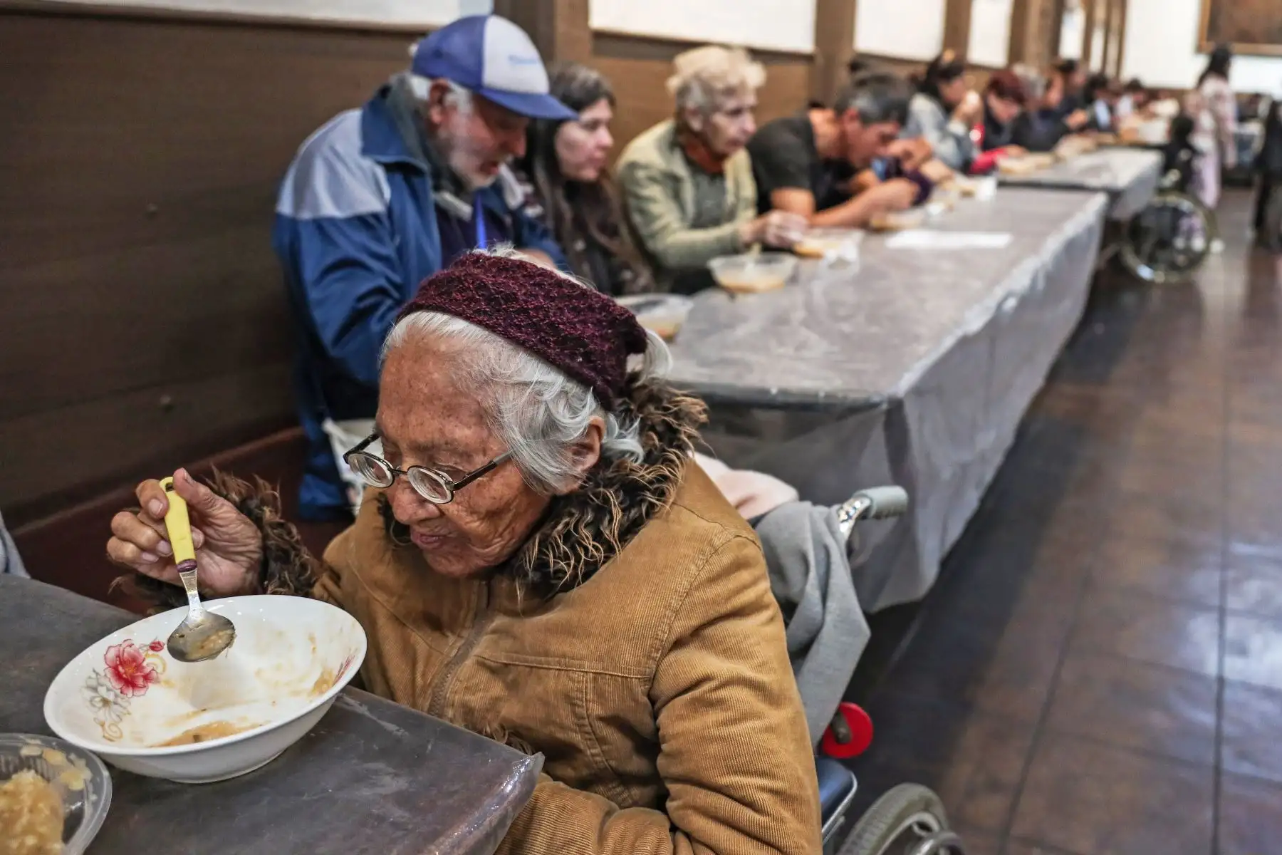 Alrededor de 2 mil raciones del tradicional “puchero” o sopa se entregaron a los fieles que se acercaron al Convento de los Descalzos por el “Día de la Indulgencia de la Porciúncula”. Foto: ANDINA/Connie Calderon
