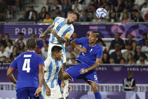 El defensor argentino Nicolas Otamendi encabeza el balón junto al defensor francés  Kiliann Sildillia en el partido de fútbol masculino de cuartos de final entre Francia y Argentina durante los Juegos Olímpicos de París 2024. AFP
