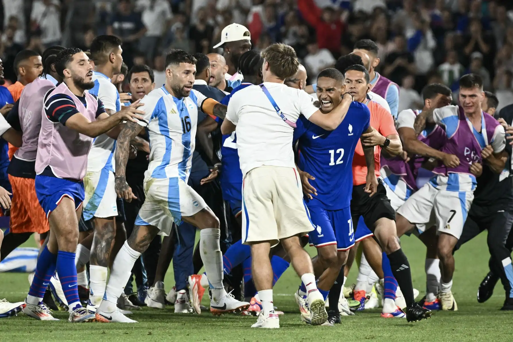 Los equipos de Francia y Argentina reaccionan al final del partido luego de que Francia ganara el partido de fútbol masculino de cuartos de final entre Francia y Argentina durante los Juegos Olímpicos de París 2024. AFP