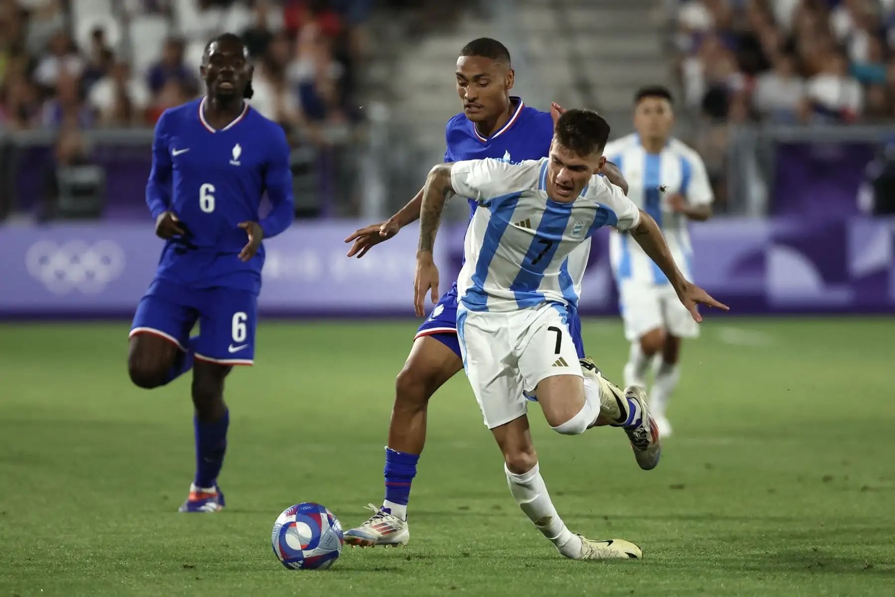 El mediocampista argentino  Kevin Zenon se tuerce el tobillo en el partido de fútbol masculino de cuartos de final entre Francia y Argentina durante los Juegos Olímpicos de París 2024. AFP