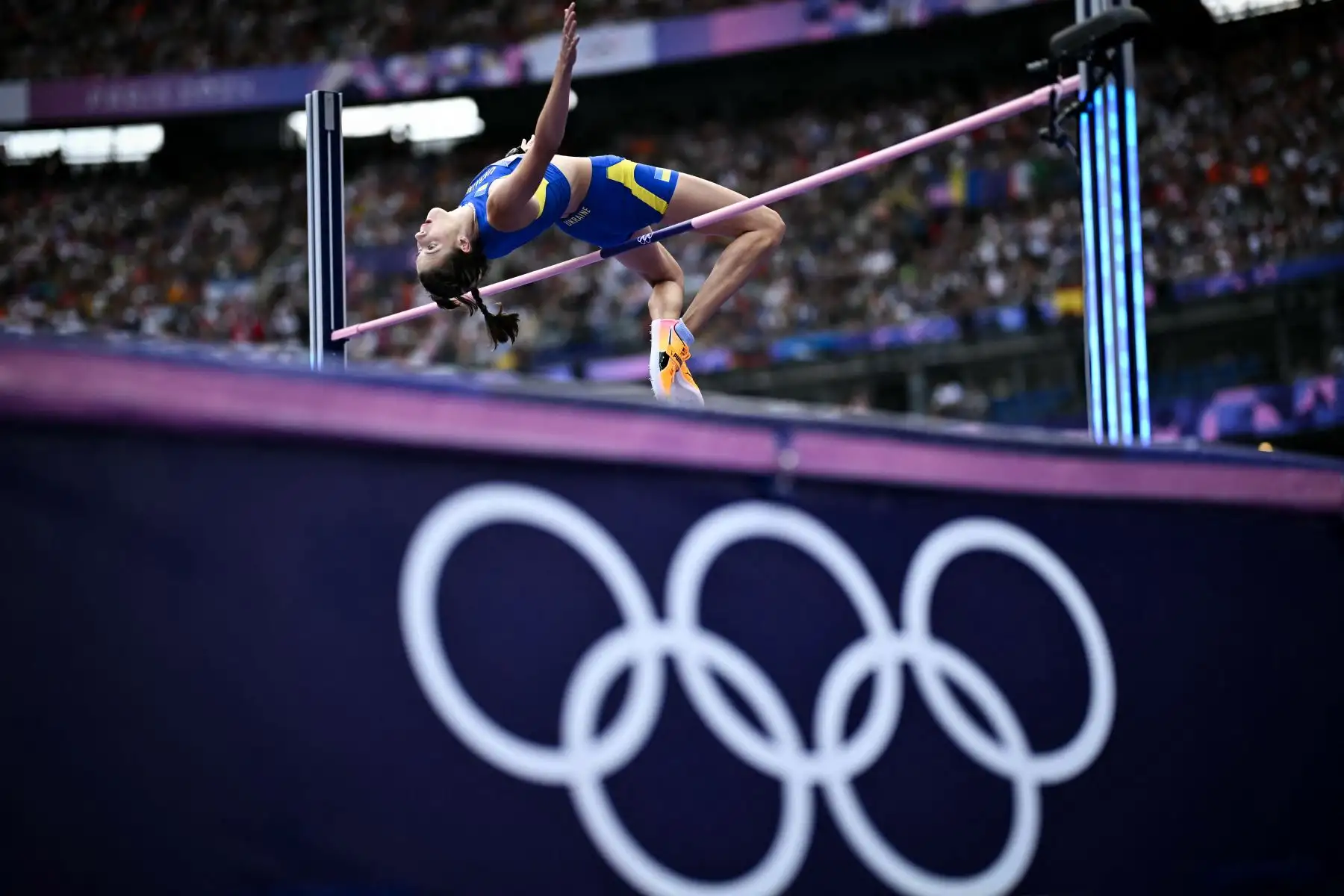 La ucraniana Yaroslava Mahuchikh compite en la clasificación de salto de altura femenino de la prueba de atletismo de los Juegos Olímpicos de París 2024. AFP